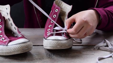 veters in schoenen doen adidas|wat doet een veterje sneakers.